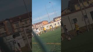 Golaço futebol calcio football criança soccer goals viralvideo [upl. by Llenrev454]