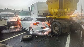 UN CAMIONERO MENTIROSO PROVOCA UN ACCIDENTE DE 8 COCHES [upl. by Nobell751]