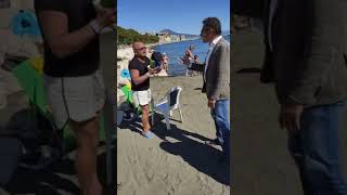 BORRELLI AGGREDITO VERBALMENTE IN SPIAGGIA UOMO RICONOSCIUTO DALLA POLIZIA [upl. by Stanway]