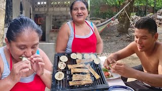 Mi Mamá prueba por primera vez los Tacos de Tuétanoquot Así Reaccióno al Comerlos [upl. by Ecneitap]