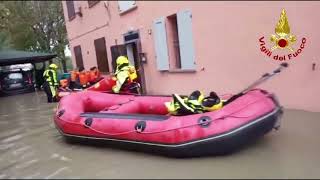 Bagnolo i vigili del fuoco salvano tre famiglie [upl. by Dewar]