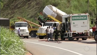 Acidente com carreta interditada por 40 horas rodovia em Minas [upl. by Colburn]