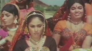 Champa Chameli Kaahe Tahre  Lata Mangeshkar Jaya Bhaduri Gaai Aur Gauri Song [upl. by Nnod773]