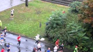 Berlin Marathon 2010  einmal ganz anders  öffentliche Toilette [upl. by Yendroc]