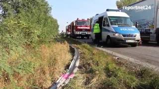 LKWUnfall auf A 10 bei HavellandPotsdam  Lastwagen durchbricht Leitplanke [upl. by Yearwood702]