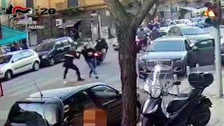 Palermo carabiniere non in servizio arresta un rapinatore dopo un colpo al supermercato [upl. by Eniowtna160]