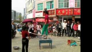 China Childrens Perfomance in Luoping Yunnan Province2 雲南省羅平の子供の大道芸2 [upl. by Penn20]