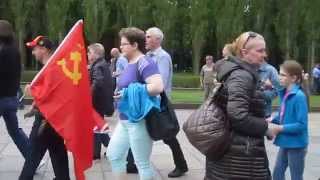 Ww2 Russen singen am Sowjetischen Ehrenmal in Berlin Treptow [upl. by Caylor]