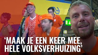 Oranjegekte op Centraal fans op de trein voor halve finale [upl. by Itsim117]