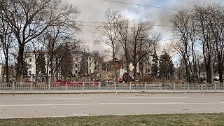 Ucraina si cercano sopravvissuti al teatro bombardato a Mariupol [upl. by Harberd797]