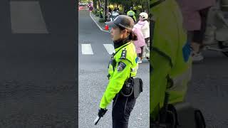 兔子警官提醒司机师傅快点 要拍的哦 police 兔子警官 警察 李语蔚 [upl. by Itoc]