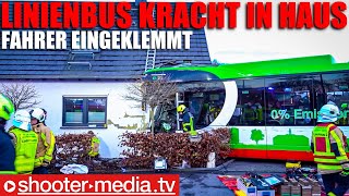 ❌ Linienbus kracht in Wohnhaus ❌  🚒 Fahrer eingeklemmt  Rettung 🚑  Haus einsturzgefährdet [upl. by Notsirt]