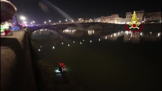 Intervento dei vigili del fuoco per un uomo in Arno a Firenze [upl. by Amarillas]