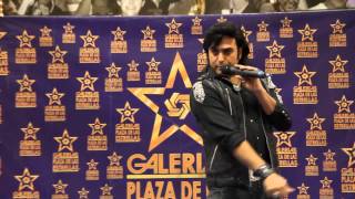 Albertano canta en vivo Plaza Galerías 2013 Imita a Celine Dion o Se el indión xD [upl. by Atnuahc]