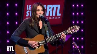 Carla Bruni  Quelquun ma dit en live dans le Grand Studio RTL  RTL  RTL [upl. by Fogg428]