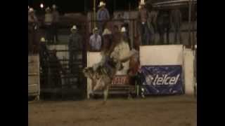 BUENAS JINETEADAS DE TOROS RODEO PARRAL 2013 wwwcaballotv [upl. by Kohcztiy]