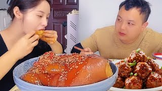 Couple food I eat pork knuckles and my husband is so greedy [upl. by Ulysses295]