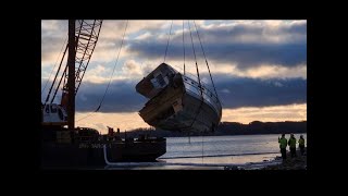 Efter Stormfloden i Sønderborg 2023  Båden fjernes fra Dybbøl Strand [upl. by Eivod]