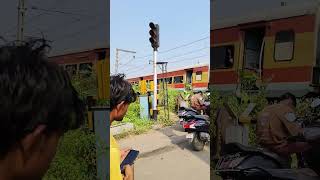 Ayodhya cant express passing through titwala fatak and khadavli shorts ayodhya express ltt [upl. by Jary183]