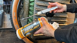 Zo monteer je een TUBELESS FIETSBAND 🍼  Fiets Tutorial [upl. by Harbert275]