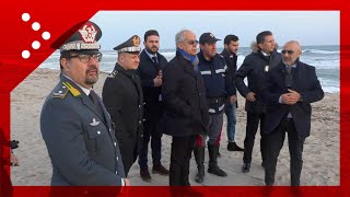 Migranti Piantedosi sulla spiaggia del tragico naufragio [upl. by Tilney504]