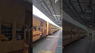 BBSVSKP INTERCITY SF EXPRESS ARRIVING AT VSKP RAILWAY STATION wag9 kazipet vizagraviindia [upl. by Anson]