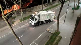 Camion poubelle avec son bruit assourdissant à Porto Portugal [upl. by Osrock524]