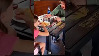 El hombre le está arrebatando comida a la niña shortvideos facts hechos shorts ytshorts [upl. by Eleazar]