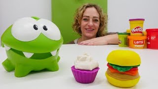 Spielzeugvideo für Kinder  Hamburger und Muffin für OmNom  PlayDoh Knetspaß [upl. by Ariahaj]