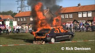 Brandweer Oirschot blust een autobrand met schuim tijdens de Open dag bij Brandweer Oirschot 2012 [upl. by Assilam752]