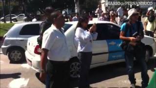 PROTESTO RECIFE Estudantes fecham a Agamenon Magalhães [upl. by Cavan353]