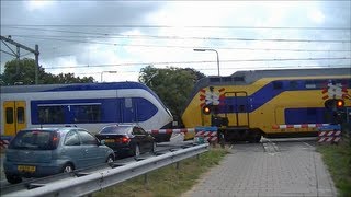 Spoorwegovergang Moordrecht  Dutch railroad crossing [upl. by Nyleek242]