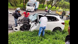 Mortal accidente en Envigado una persona murió luego de que carro chocara contra camión [upl. by Yssim555]