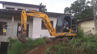 Tirando barranco com mini escavadeira  Soluções terraplenagem [upl. by Haliled]