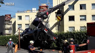 04092023  VN24  Dachdecker Kran kippt auf Haus in Herdecke  Feuerwehr übernahm die Bergung [upl. by Gilbertina]