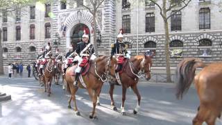 Vidéo Cavalerie de la Garde Républicaine 8 mai 2016 Paris [upl. by Asoramla]