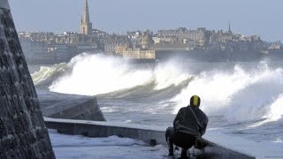 Прилив в СенМало 4012014  Saint Malo waves Grande maree [upl. by Reinhart641]