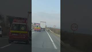 Ambulanta care nu poate depăşi un TIR  jud Cluj [upl. by Nahtal]