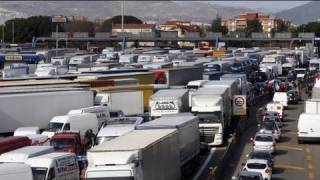 Grève des routiers et des taxis en Italie [upl. by Ahsikcin]