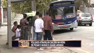 Folgado atrapalha a galera na hora de subir no ônibus e quase na rua [upl. by Oivlis648]