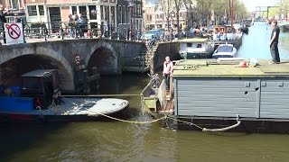 Woonboot past maar net onder brug Prinsengracht Amsterdam [upl. by Ori]