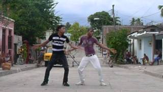 El Perreo dos chicos bailan en Santiago de Cuba [upl. by Sinegold]