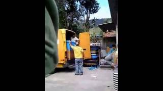 Como os funcionários dos Correios tratam as suas encomendas 27062015 Angra dos Reis  RJ [upl. by Silrac]