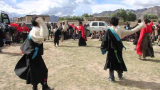 Dança em vilarejo no Tibet [upl. by Ecirtael923]