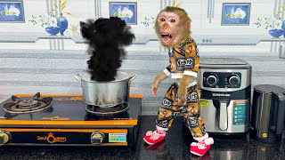 Monkey Kaka called mom to come when saw the pot of potatoes on fire [upl. by Reinaldos]