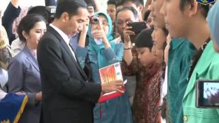 24 Des 2013 Gub Jokowi menghadiri sekaligus menyerahkan Beasiswa kepada 500 Mahasiswa [upl. by Pepin]