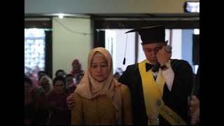 Momen Haru Wisudawan Cumlaude UGM Menangis Sambil Memeluk Sang Ibu [upl. by Ardnasella]