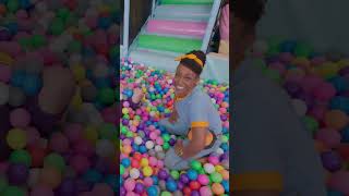 Alberca con pelotas de colores💙🧡 Videoeducativos BlippiEspañol Shorts [upl. by Atwater]