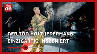 Jedermann reloaded „Der Tod holt Jedermannquot einzigartig inszeniert  Salzburger Festspiele [upl. by Annalee]