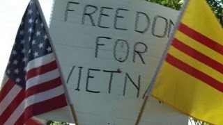 USA le président vietnamien accueilli par des manifestants [upl. by Politi131]